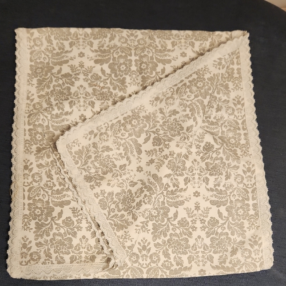 NWOT Cynthia Rowley Gray Floral Table Runner 18" X 76"